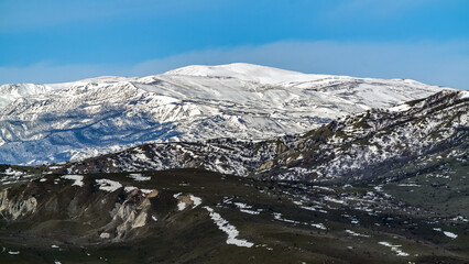 Fototapeta na wymiar Melting snow on the slopes of the mountains