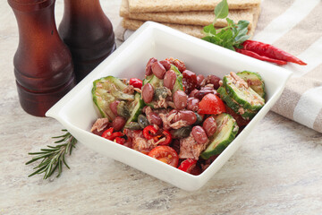 Tuna salad with bean and tomato