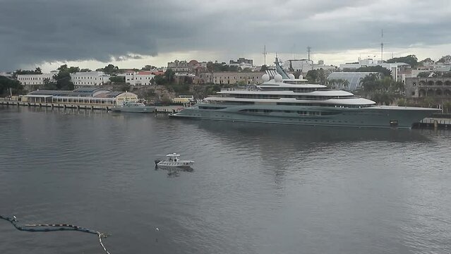 santo domingo 2022 - yate ruso parado en el puerto de la cuidad "zorra volador" bajo investigacion en republica dominciana