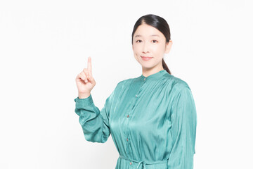 白い背景の前に立っているポイントを示す主婦