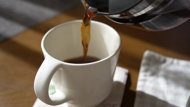 コーヒーを注ぐ朝のイメージ