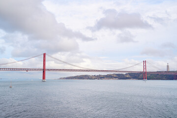 Obraz premium Beautiful landscape with suspension 25 April bridge bridge over the Tagus river in Lisbon, Portugal.
