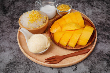 Mango sticky rice and fresh coconut milk, Thai dessertsอ