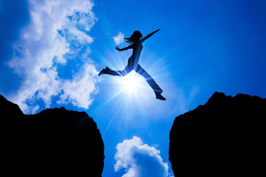 困難を飛び越える女性