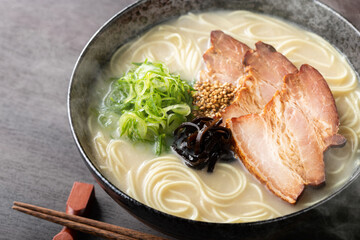 湯気が上がる、シズル感のある豚骨ラーメン