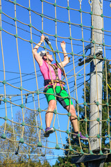 Spass beim Hangeln im Seilnetz im Hochseilgarten