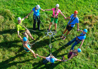 Zusammenhalt und Vertrauen innerhalb der Gruppe trainieren bei Teamübungen im Kletterpark