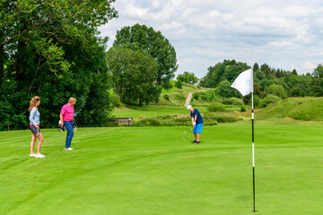 Fototapeta premium Langer Putt zum Birdie