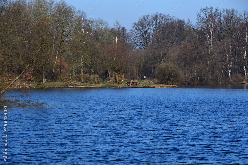 Sticker heidesee im frühling im dorf müden am fluss örtze, niedersachsen