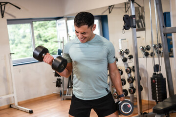 Athletic caucasian man in the gym lifting weights with a lot of effort, healthy and healthy life doing sports