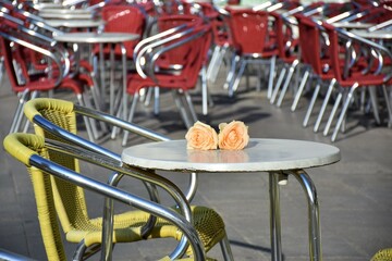 venezia piazza san marco sedie e tavolini di colore rosso