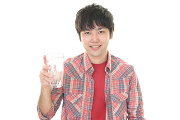 水分補給をする男性