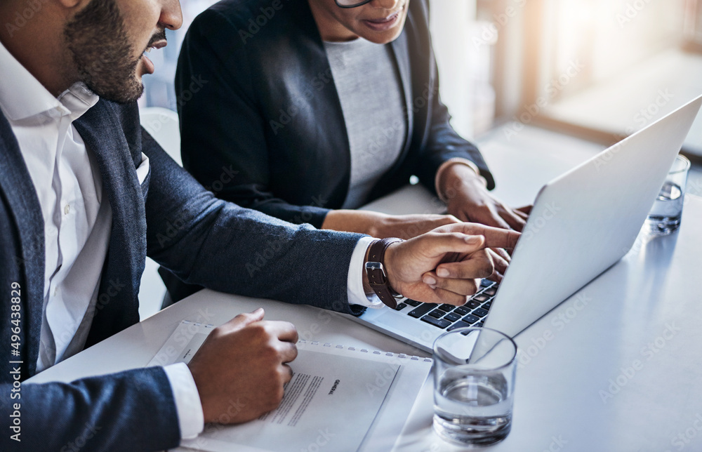 Aufkleber technology improves the quality of their work. shot of two businesspeople working together on a lapt