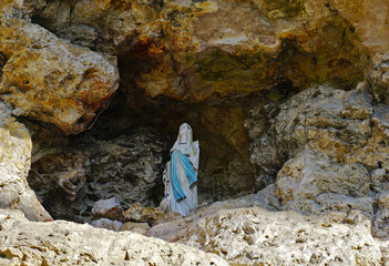 Marienfigur, Madonna; in Felsgrotte auf der Schwäbischen Alb, Baden Württemberg, Deutschland