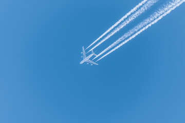 Fototapeta na wymiar Flugzeug an einem blauen wolkenlosen Himmel mit Kondensstreifen ohne Wolken, Deutschland