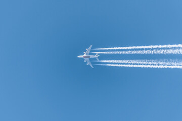 Flugzeug an einem blauen wolkenlosen Himmel mit Kondensstreifen ohne Wolken, Deutschland