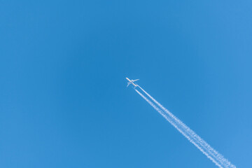 Flugzeug an einem blauen wolkenlosen Himmel mit Kondensstreifen ohne Wolken, Deutschland