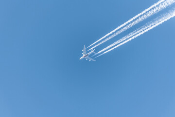 Flugzeug an einem blauen wolkenlosen Himmel mit Kondensstreifen ohne Wolken, Deutschland
