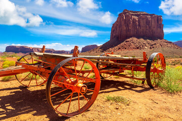 Fototapeta premium Old cart at Monument Valley