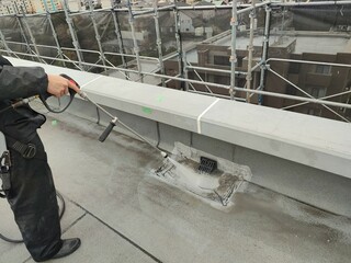 A棟屋上防水改修工事.改修用ドレン取付.高圧水洗浄 状況