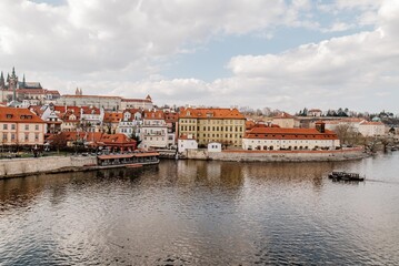 Fototapeta na wymiar Panorama Pragi, blisko rzeki