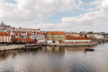 Stare miasto w Pradze wczesną wiosną - obrazy, fototapety, plakaty