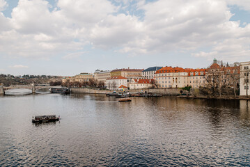 Fototapeta na wymiar Panorama Pragi, blisko rzeki