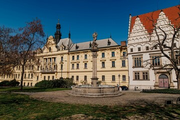 Stare miasto w Pradze wczesną wiosną - obrazy, fototapety, plakaty