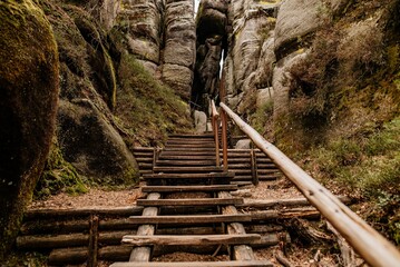 Wąskie schody w górach