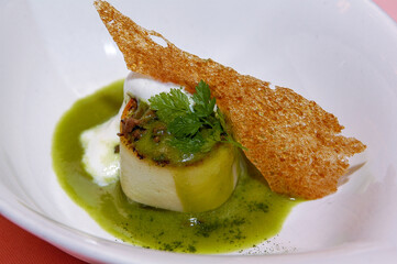 Rollito de pasta con bacalao, crema verde de puerro y trufa