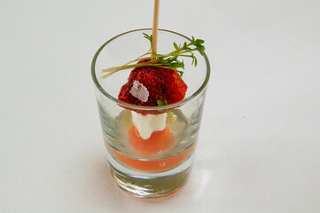 Jugo de tomate con fresón y mozzarela