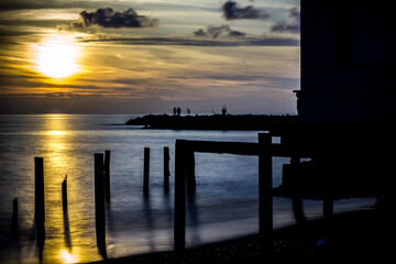 Fototapeta premium tramonto a ostia con pescatori