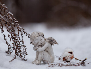 Engel sitzend im Schnee