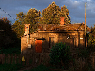 stara chatka o zachodzie słońca, lato, stary dom, dom na wsi