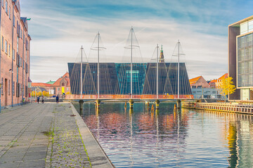 Old buildings near Five Circles Pedestrian Bridge over the Christianshavn canal and Royal Library of the University of Copenhagen, Denmark - obrazy, fototapety, plakaty