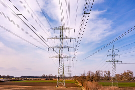 Unmengen von Strommasten in der Landschaft sind notwendig, um die Energiekrise durch die Energiewende zu überwinden, Areal View