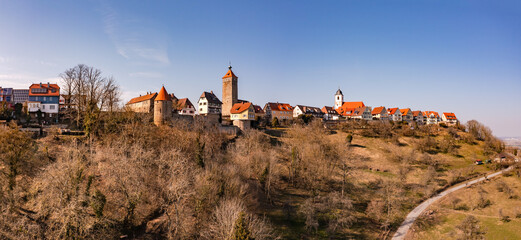 Luftbild der historischen Altstadt von Waldenburg im Hohenlohekreis mit Kirche und Lachnersturm