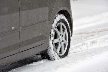 autos , pkws, pickup verschneit und im tiefen schnee mit winterreifen, gebrauchtwagen