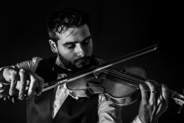 Violinista apuesto y vestido formalmente tocando música clasica - obrazy, fototapety, plakaty