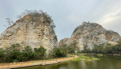 Rochers effil&eacute;s dans le parc de Khao Ngu Stone pr&egrave;s de Ratchaburi en Tha&iuml;lande