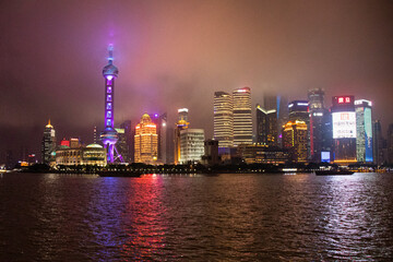 Pudong Skyline und Huangpu Fluss bei Nacht