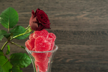 czerwona róża ze słodkim dodatkiem