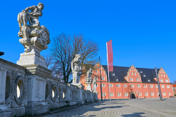 Fototapeta na wymiar Schlossplatz von Wolfenbüttel mit Zeughaus und Schlossskulpturen, in Norddeutschland, Niedersachsen,