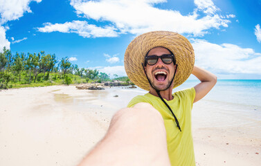 Happy man taking selfie pic at the beach - Traveler guy enjoying freedom outside - Summer vacations...