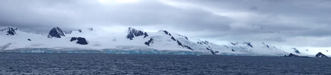 Foto op Plexiglas Panorama of rugged, snow covered peaks and glaciers in Antarctica © Angela