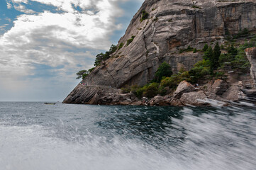 Fototapeta premium Splashes of water from a floating boat.