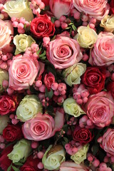 Obraz na płótnie Canvas Pink and purple roses in a big wedding centerpiece