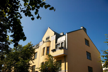 Fototapeta na wymiar Yellow Jugend house blue sky