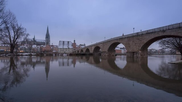 Zeitraffer vom tag zur Nacht der steinerne Br&uuml;cke in Regensburg von der Jahninsel