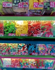 Fototapeta na wymiar Süßigkeiten in der Auslage eines Ladens